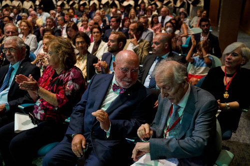 Fernando Gomarín en el acto de entreda de la medalla a Menéndez Pidal